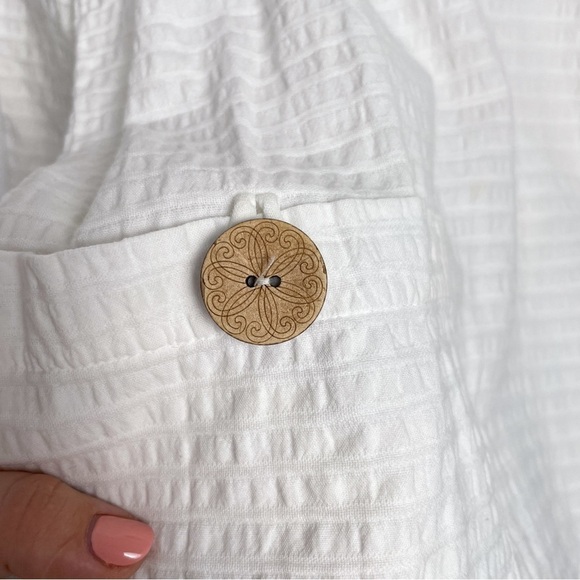 Focus Size S White Linen Shirt with Natural Wood Buttons | LagenLook Boho - Picture 10 of 11